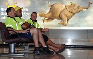 qantas workers strike 2