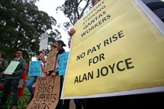 qantas workers strike 3 banners 1