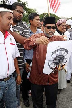 Suara Anak-anak Malaysia president Mohamad Ghani Abdul Jiman burning bar council logo