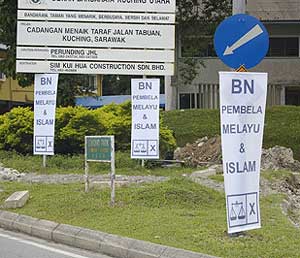 bn banners in sarawak 190605 road junction