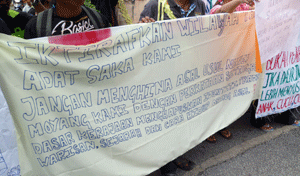 orang asli demo mb mohamad hassan  squatters seremban 161111 banner