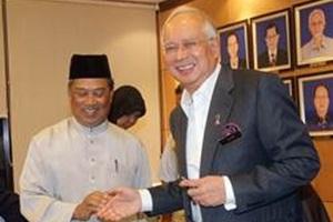 najib and muhyiddin laughing