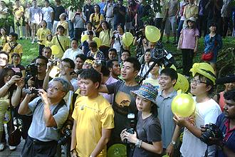 malaysian can walk klcc 261111 singing negaraku