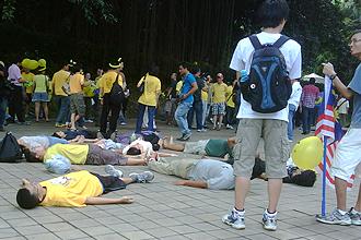 malaysian can walk klcc 261111 01