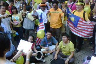 malaysian can walk klcc 261111 02