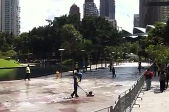 malaysian can walk klcc 261111 cleaning floor