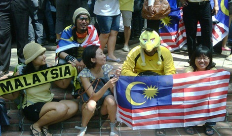 a samad said protest against assembly bill in klcc reading poetry crowd 5