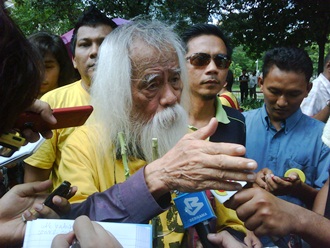 a samad said protest against assembly bill in klcc reading poetry 3