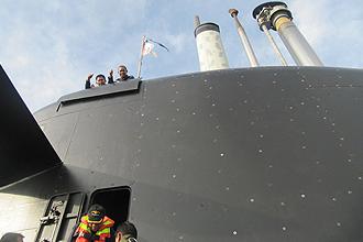 lim guan eng submarine ride 091211 in submarine 05