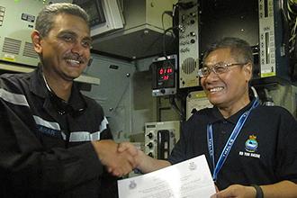 lim guan eng submarine ride 091211 in submarine 02