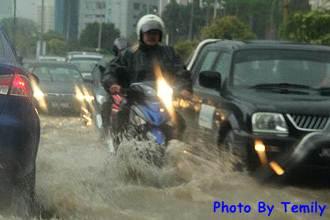 kuala lumpur jalan tun razak flood 131211 06