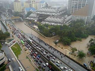 kuala lumpur jalan tun razak flood 131211 02