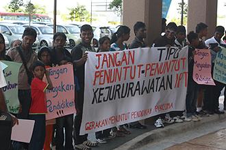 psm protest on nurse college 131211 02