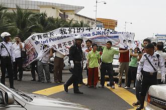 dap protest against muhyiddin 261211 02