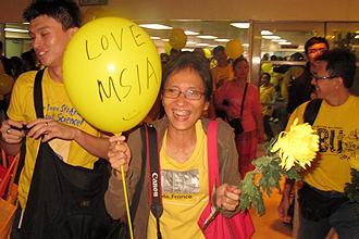 killthebill lrt new year wish yellow protest 311211 03