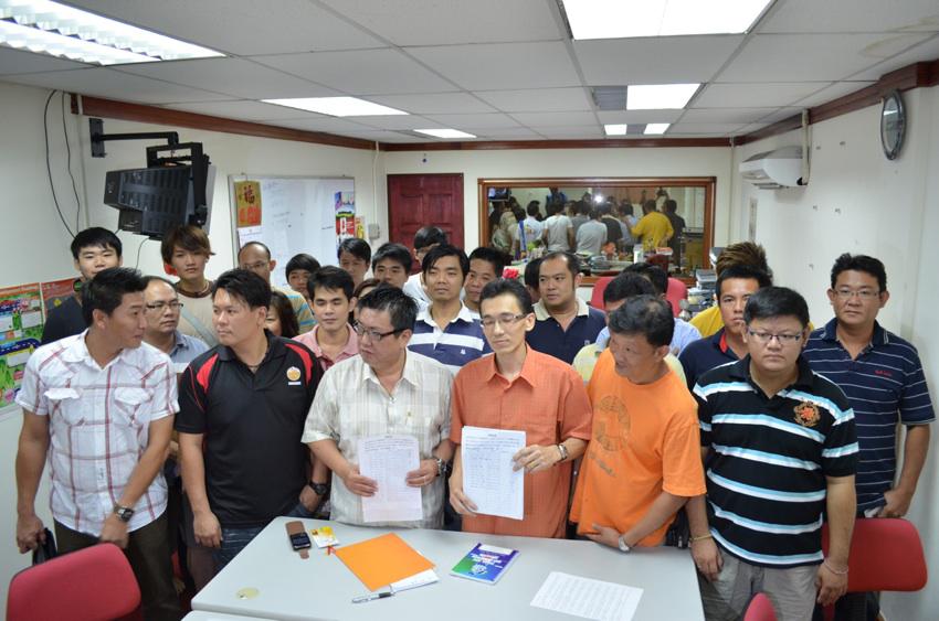 penang mca youth chief eng hiap boon quit party 281211 01