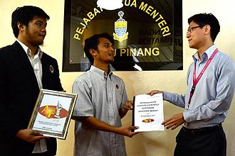 adam adli visit penang 291211 student memo to guan eng office