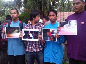 Solidariti Mahasiswa Malaysia handing over memo police brutality at upsi