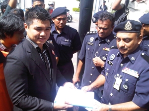 Solidariti Mahasiswa Malaysia handing over memo police brutality at upsi