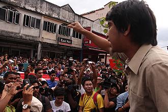 adam adli  suspended by upsi 090112 addressing supporter