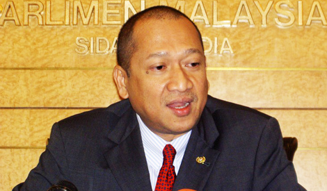 Lebih baik Dr M diam daripada sahkan dia bodoh - Nazri