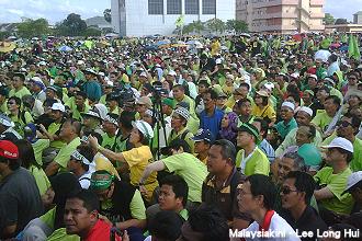 himpunan hijau 2 260212 crowd at 10am