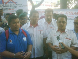 umno youth arman azhar in blue veteran army association chairman mohd Ali Baharom in spec against anwar ibrahim israel