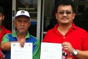 Sri Aman DAP branch chief Leon Jimat Donald in glasses with disabled frusis lebi mong dagang letter