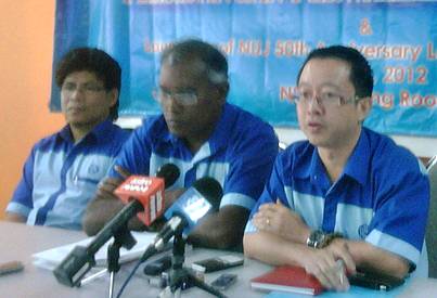Anbazhagan NUJ secretary and president Chin Sung Chew  (right)