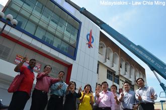 blogger blames dap on banners of queen 150312 02