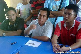 pengerang protest against petrochemical industry 180312  left taufik tahir middle zulkifli daud right tan hong pin