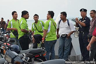 penang superwomen rally 180312 police standby
