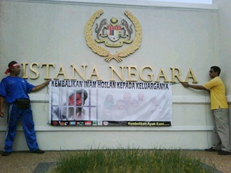 protest in support of shoe throwing iman hoslan hussain 5