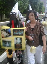 teoh beng hock supporter protest at selangor macc 070412 teoh lee lan and mother