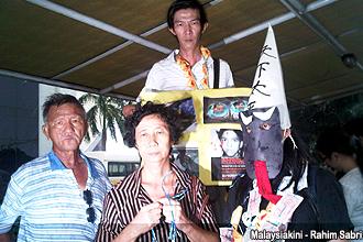 teoh beng hock supporter protest at selangor macc 070412 09
