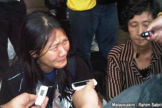 teoh beng hock supporter protest at selangor macc 070412 teoh lee lan crying