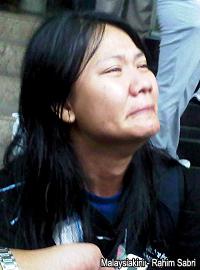 teoh beng hock supporter protest at selangor macc 070412 teoh lee lan crying 02