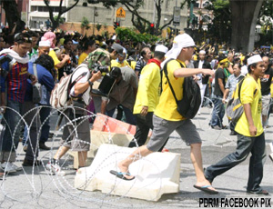 dataran breach barricade cordon 290412 police pix