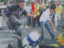 khalid ismath lookalike in bersih 3.0 kick a police officer