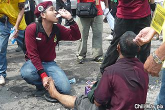 bersih 3 rally 090512 01 unit aman help injured man