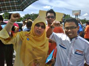 Shah Alam toll protest Rodziah Ismail and mohd rezwan