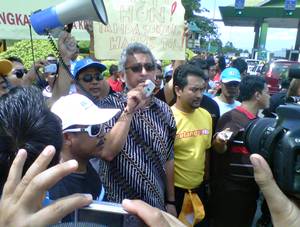 Shah Alam toll protest Shah Alam MP Khalid Samad