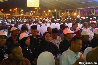 najib meet trader at dataran merdeka 270512 02