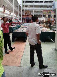 johor yellow action group exibition barred 140712 take photo of suspected sb