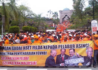 orange march anti-felda crowd 2