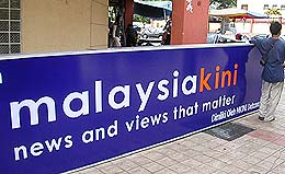 malaysiakini billboard 261104 billboard on the floor