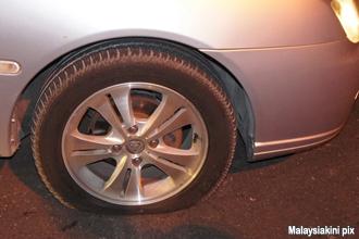 pengerang police question taiwanese activists 260712 flat tyre