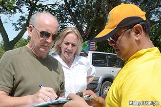 sabah save beach signiture campaign 280712 02