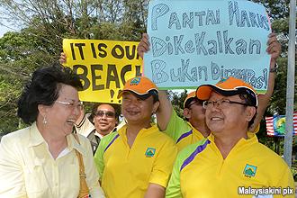 sabah save beach signiture campaign 280712 03