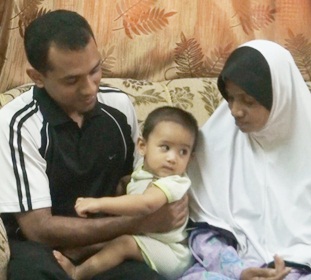 fadzullah abdul razak with wife and baby
